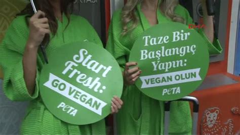 K­a­d­ı­k­ö­y­­d­e­ ­P­E­T­A­­d­a­n­ ­m­a­r­u­l­ ­b­i­k­i­n­i­l­i­ ­v­e­g­a­n­ ­e­y­l­e­m­i­